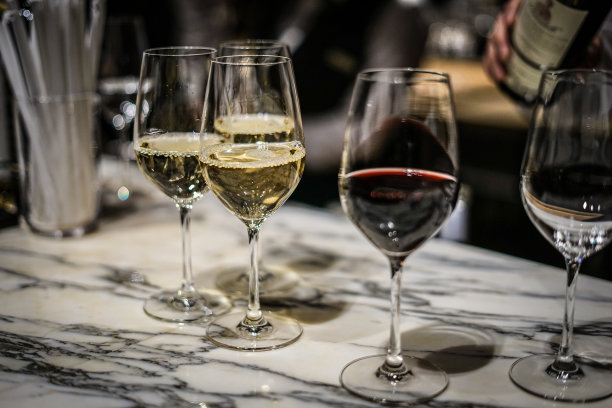 时尚的酒杯形象图片下载