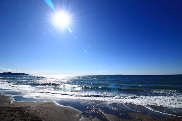 有阳光，大海和海岸图片下载