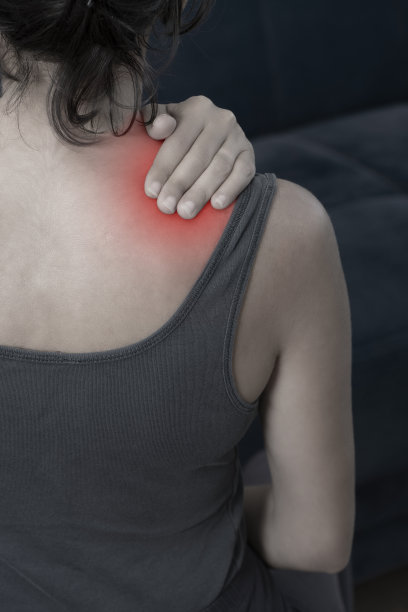颈部和肩膀疼痛的女人图片下载