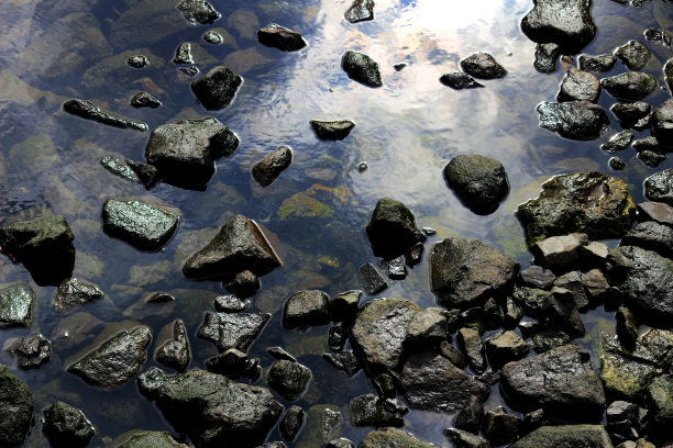 海浪平静的多岩石的海湾图片下载