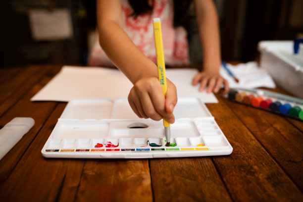 女孩正在用水彩画图片下载