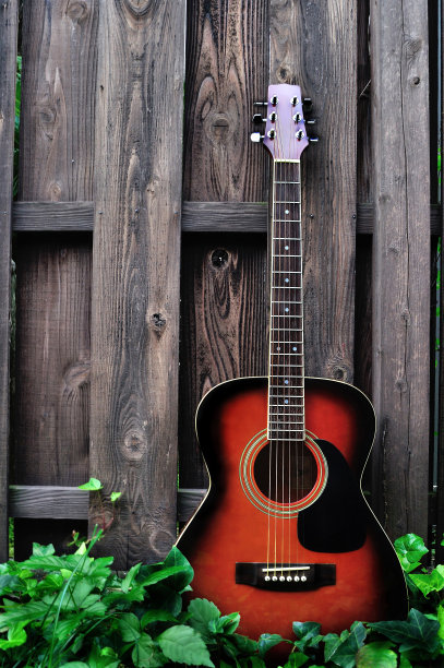 木墙上的古典吉他图片下载