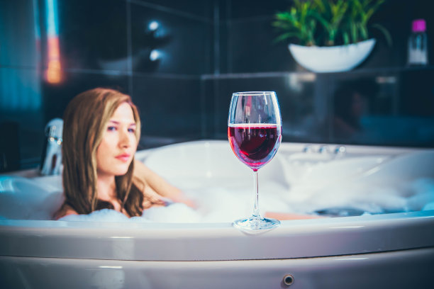 在浴缸里喝着酒的女人图片下载
