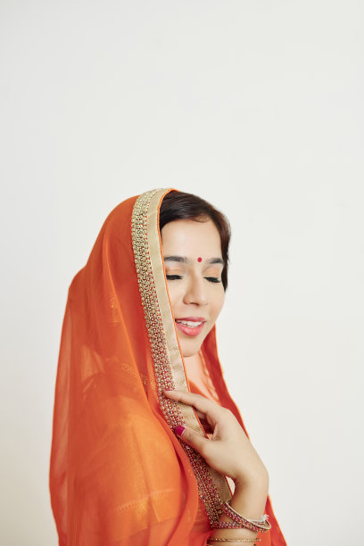 戴着丝绸围巾的印度女人图片下载