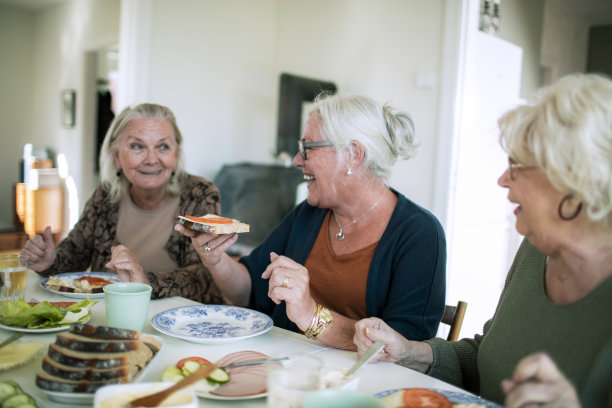 老年妇女吃早餐图片下载