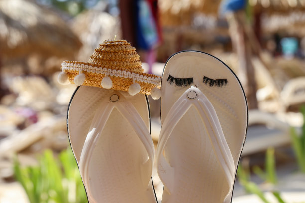 白色凉鞋。沙滩上的白色凉鞋。图片下载