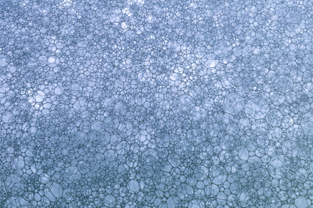 蓝色肥皂泡-水抽象宏观泡沫背景，宏观接近的肥皂泡沫，不断增长的液体有机泡沫图片下载
