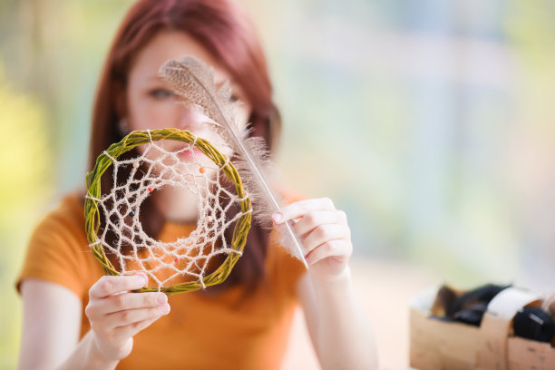 在艺术工作室创作捕梦网。年轻女子制作卧室装饰配件，特写照片。车间，爱好，手工艺，创意概念图片下载