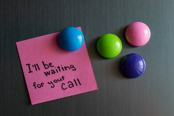 冰箱上的便条等着电话。图片下载