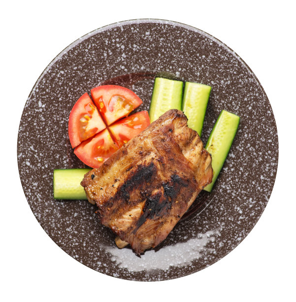 烤排骨配黄瓜片和番茄。孤立在白色背景上的猪排。肋骨俯视图图片下载