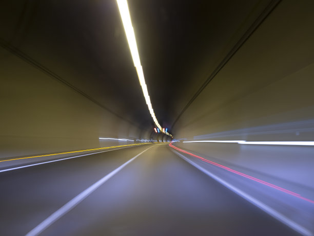 从汽车隧道内长时间曝光的照片显示灯光像缎带一样图片下载