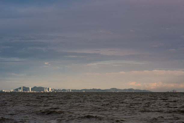 河边的城市和多彩的天空在邦盛-股票照片图片下载