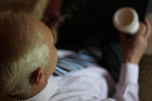 喝咖啡的商人图片下载