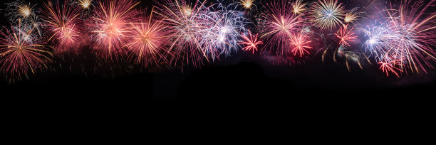 全景烟花孤立的纯黑色背景图片下载