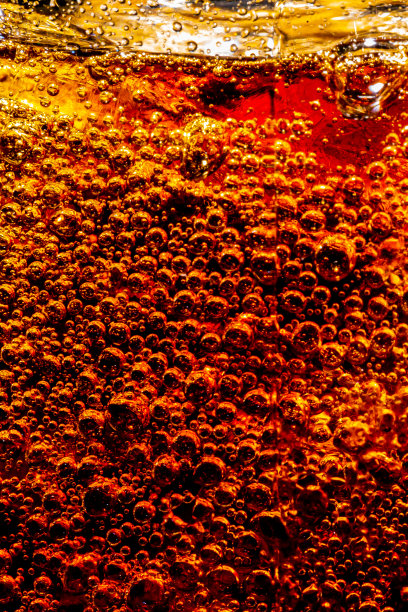 宏软饮料，可乐特写，冰冷饮，冰起泡碳酸软饮料的照片细节与冰图片下载