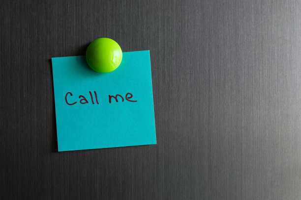 一张写着“叫我磁铁”的纸条贴在冰箱上。图片下载