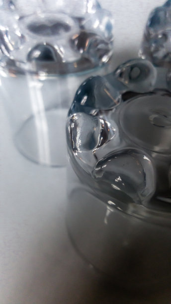 高角度查看近距离一对水杯倒置。图片下载