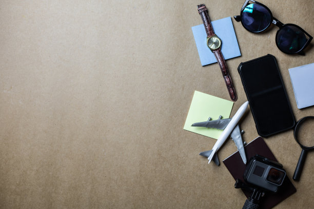 用于休闲旅行者的配件俯视图。图片下载