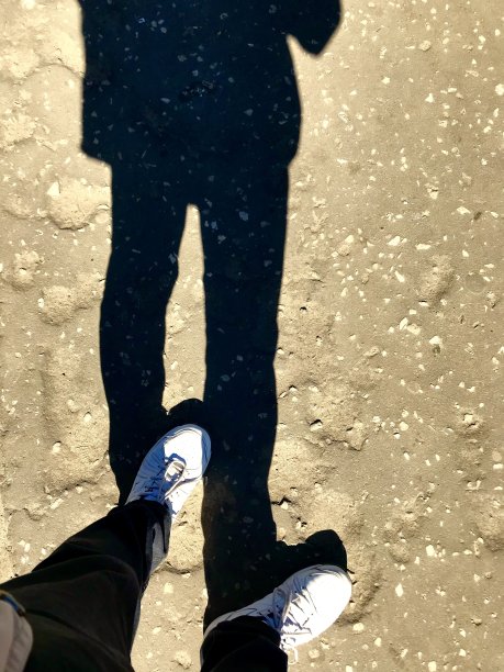 人行道上的脚和影子图片下载