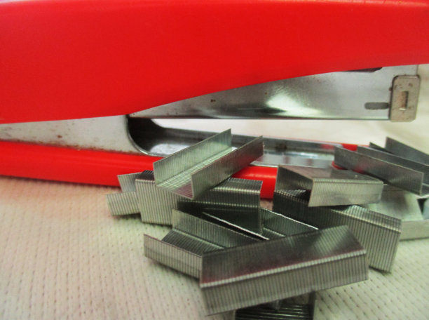 订书机与订书钉的近照图片下载