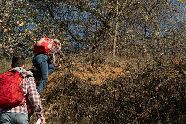 徒步旅行夫妇攀爬山瀑景观图片下载