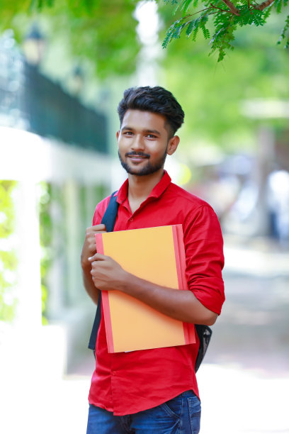 手拿文件的男大学生图片下载