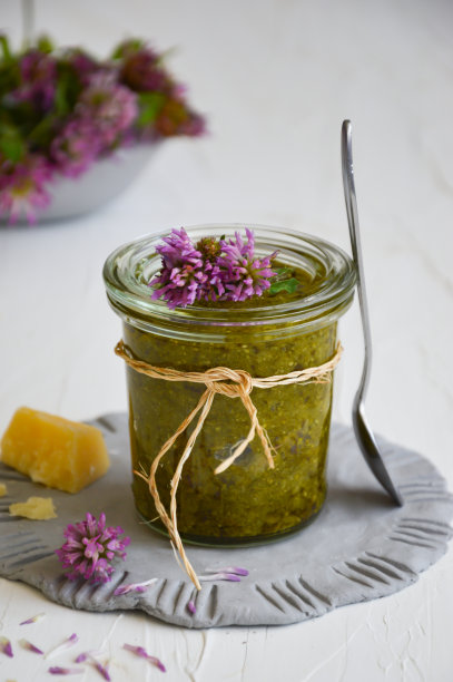 香蒜沙司和胡芦巴，装在玻璃瓶里图片下载
