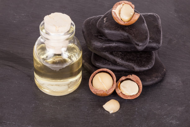 澳洲坚果油或澳洲核桃，照片上的黑色背景图片下载