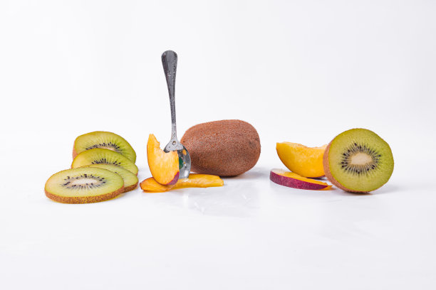 新鲜甜美的水果-整个猕猴桃，整个梨-绿色猕猴桃片，梨片-水果早餐图片下载