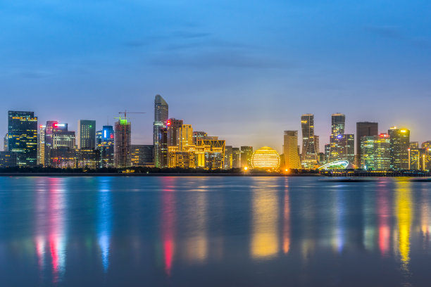 城市天际线和现代建筑的夜景，中国的城市景观图片下载