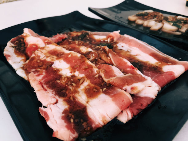 即将烧焦的鲜肉图片下载