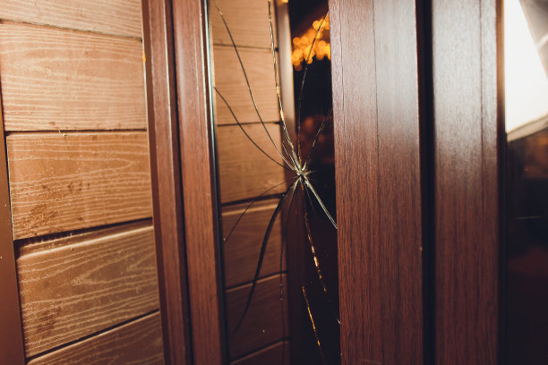 商店黑门的碎玻璃。图片下载