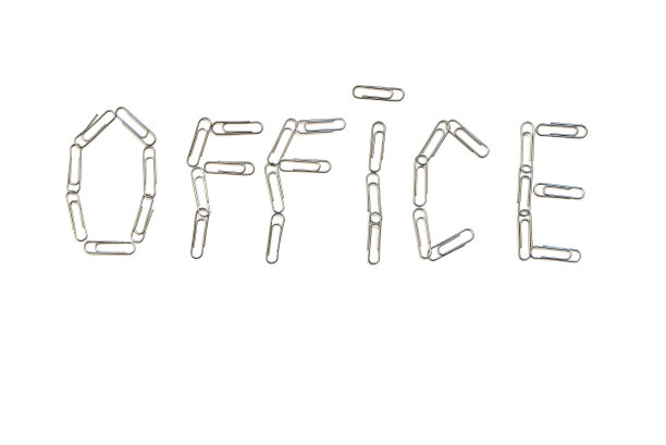 一套办公文具。办公工具。办公桌边配有办公文具，复印空间图片下载