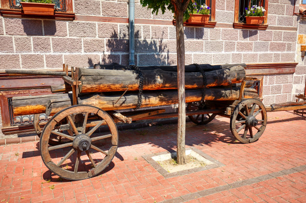 街道上装饰旧的木制马车图片下载