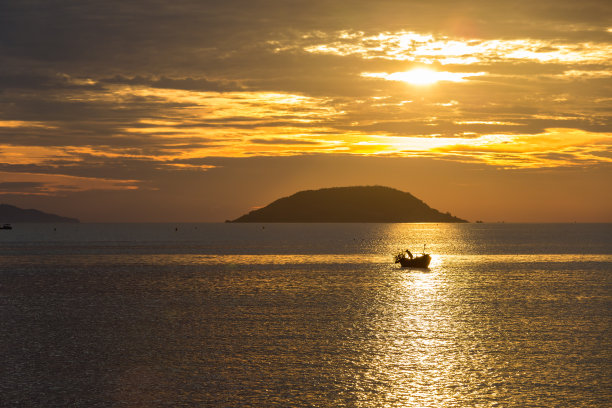日出在芽庄海滩，越南-股票照片图片下载