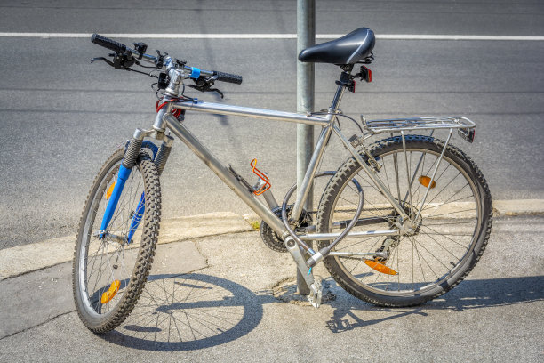 人行道上自行车的高角度视图图片下载