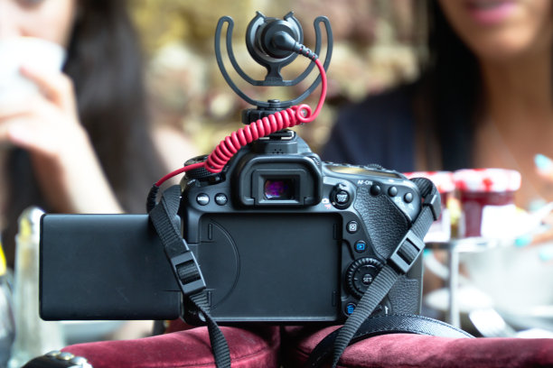 两个女博主在咖啡馆里用摄像机拍视频图片下载