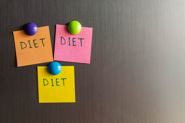 一个字一个字的剪贴簿冰箱上的饮食。减肥的概念。图片下载