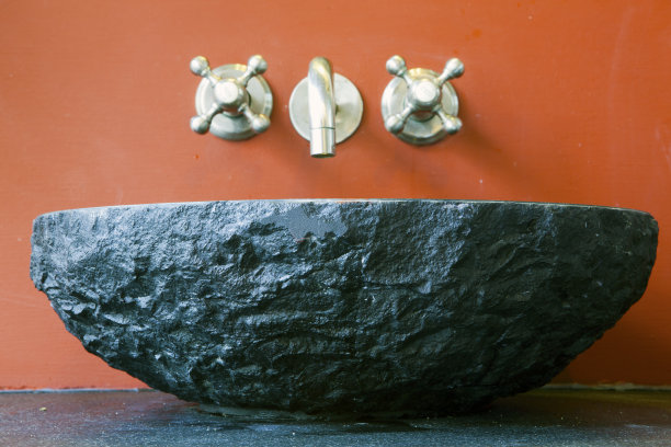 红墙边有黑石水池图片下载