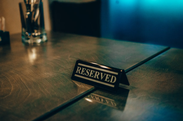 餐桌上固定的塑料盘子图片下载