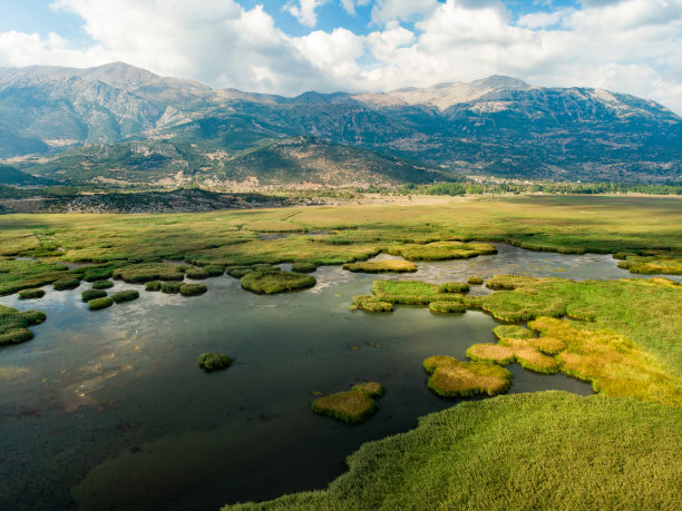 斯廷法利亚湖鸟瞰图，位于伯罗奔尼撒半岛东北部，在科林斯，希腊南部图片下载