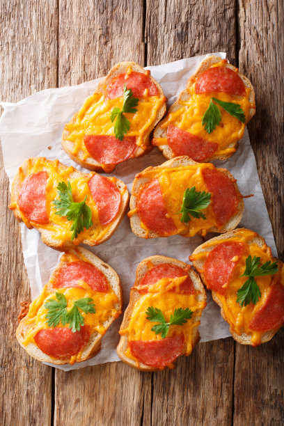 德州吐司配香肠和融化的切达干酪特写。垂直的俯视图图片下载