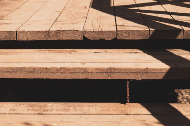 木梯子趴一样。木头的背景图片下载