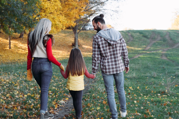 秋闲父母女儿走叶图片下载
