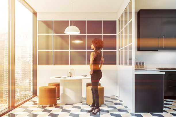 非裔美国妇女在时髦的厨房里图片下载
