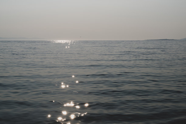 阳光反射在海面上图片下载