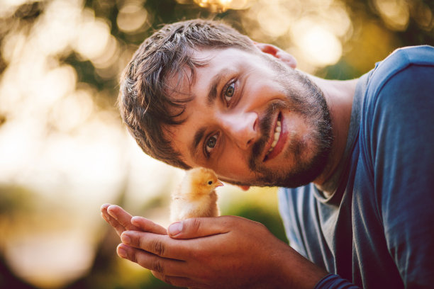 拿着鸡的年轻人图片下载