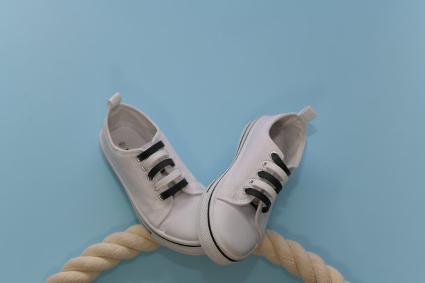 帆布鞋上缠着绳子。图片下载