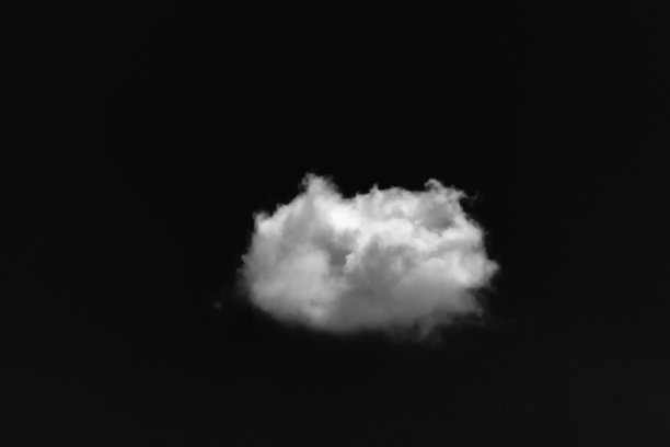黑色背景上的白云图片下载