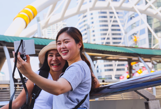 特写美女自拍照片微笑肖像和旅游的城市。图片下载